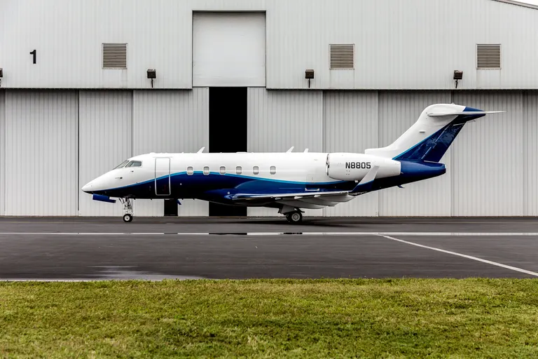 2009 Bombardier Challenger 300 - Photo 2