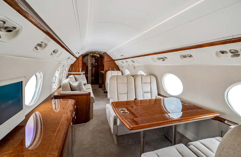 2010 Gulfstream G550 - Photo 3