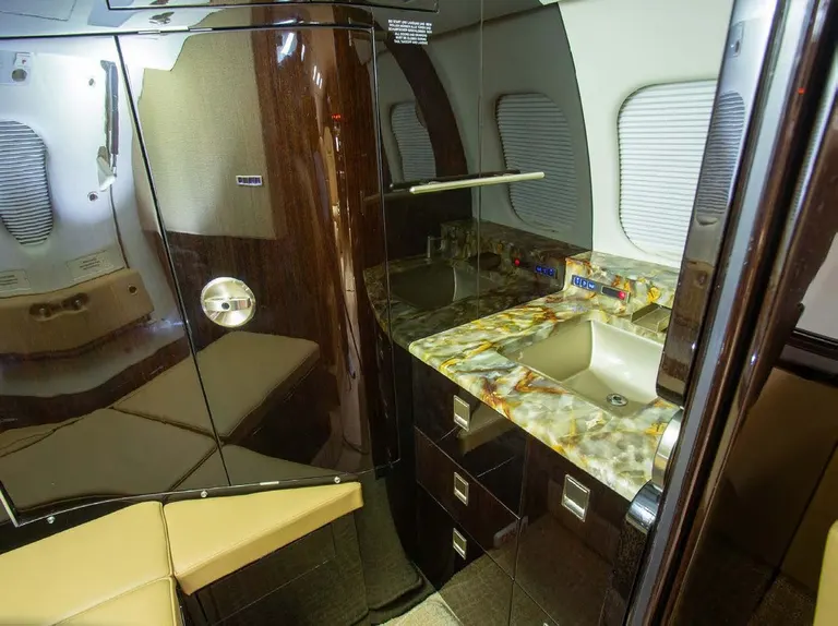 2011 Bombardier Learjet 60XR - Photo 5