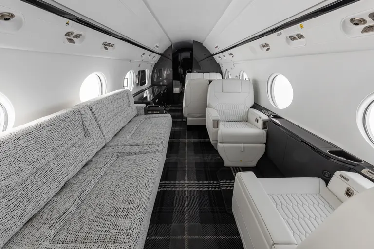 2011 Gulfstream G550 - Photo 3