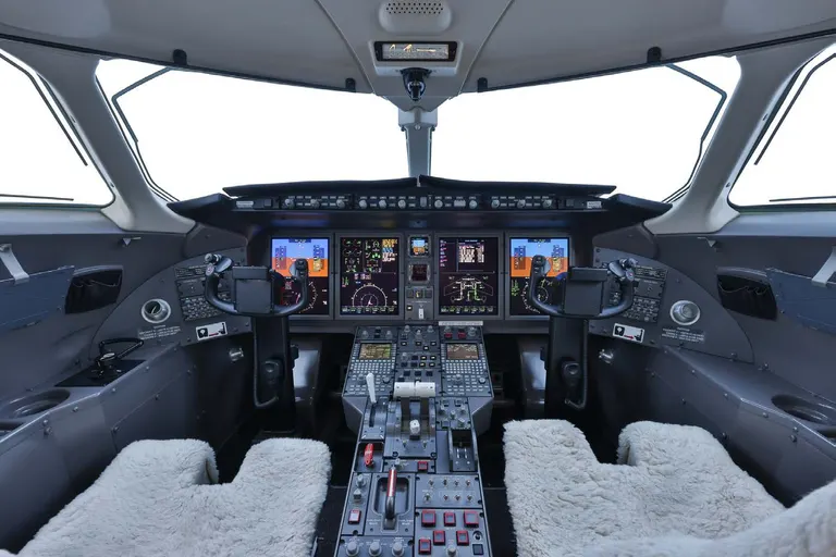2013 Bombardier Challenger 300 - Photo 7