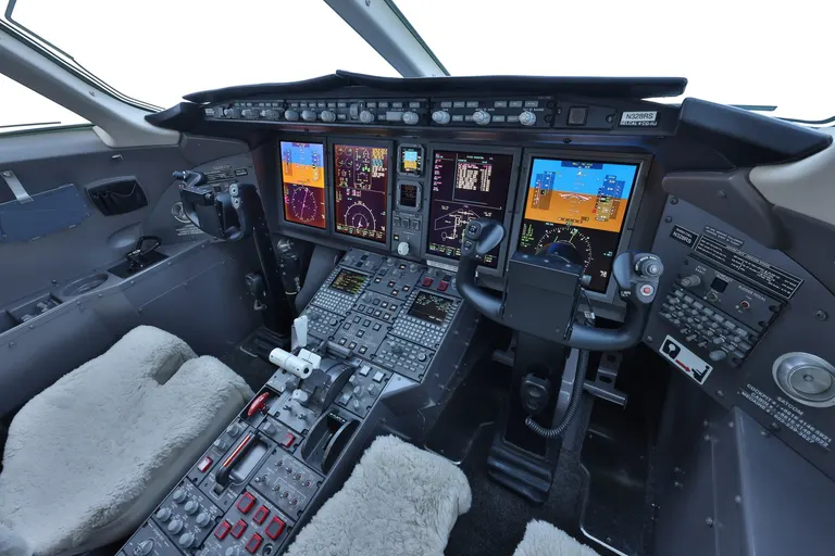 2013 Bombardier Challenger 300 - Photo 8