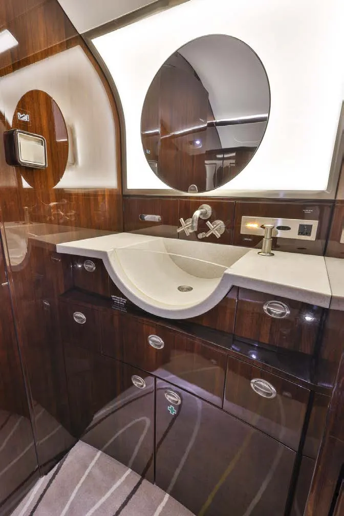 2013 Bombardier Challenger 300 - Photo 17