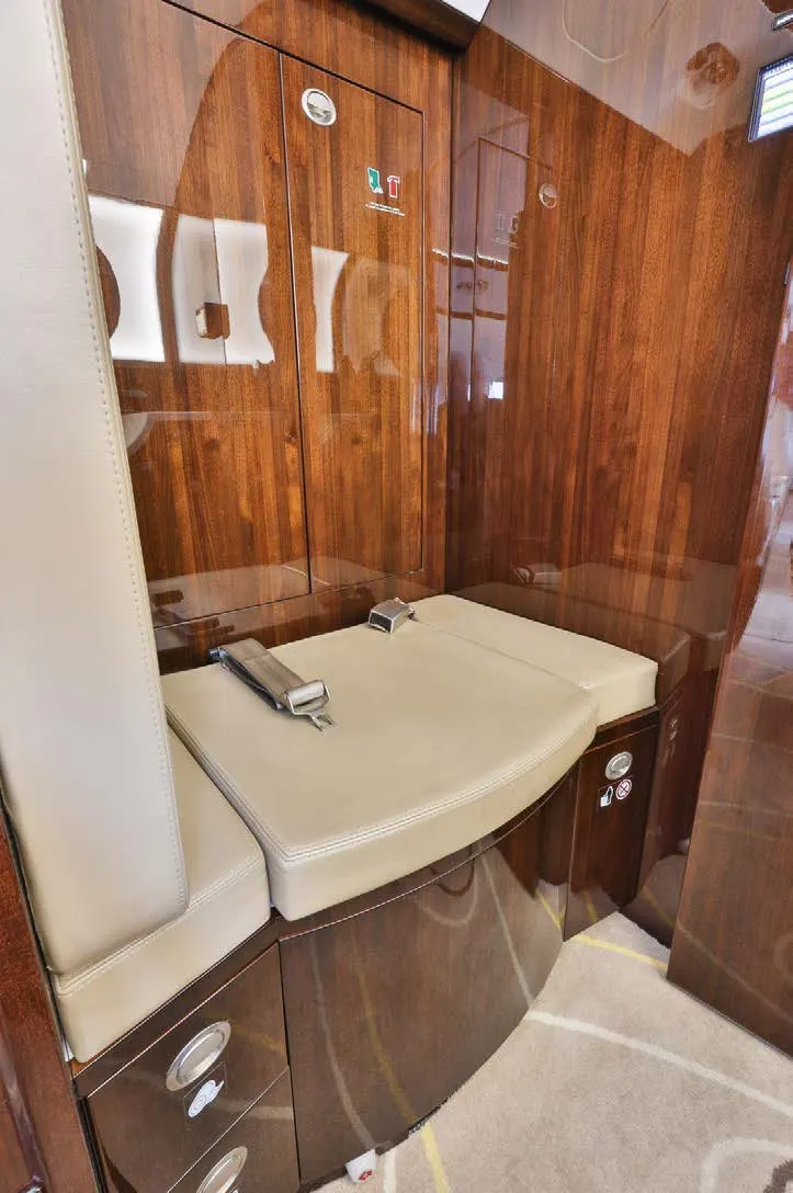 2013 Bombardier Challenger 300 - Photo 18
