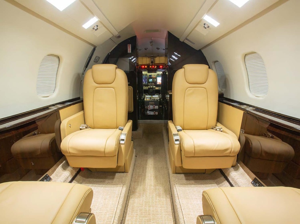 2011 Bombardier Learjet 60XR - Photo 2
