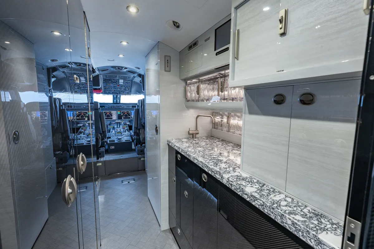 2011 Gulfstream G550 - Photo 5