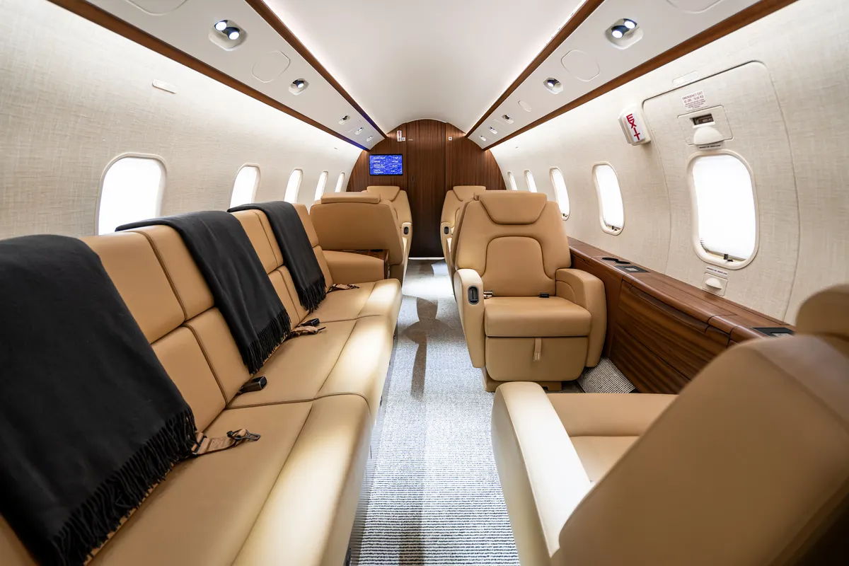 2009 Bombardier Challenger 300 - Photo 2