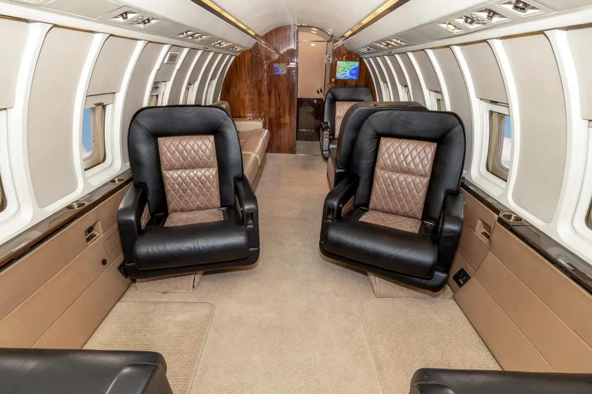 Bombardier Challenger 601 - Photo 11
