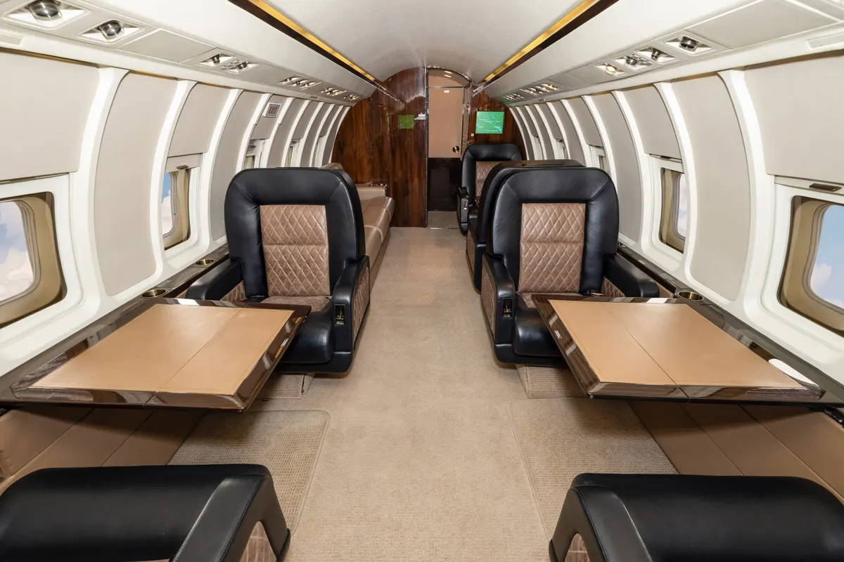 Bombardier Challenger 601 - Photo 12