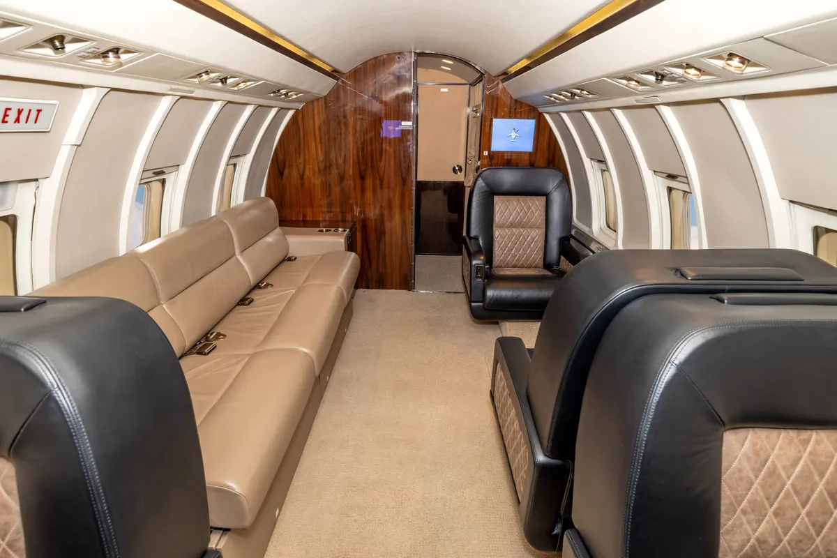 Bombardier Challenger 601 - Photo 13