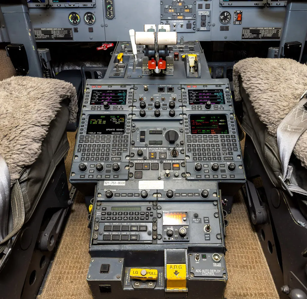 Bombardier Challenger 601 - Photo 7