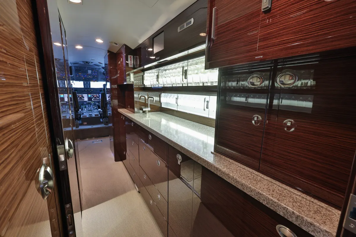 2014 Gulfstream G550 - Photo 9
