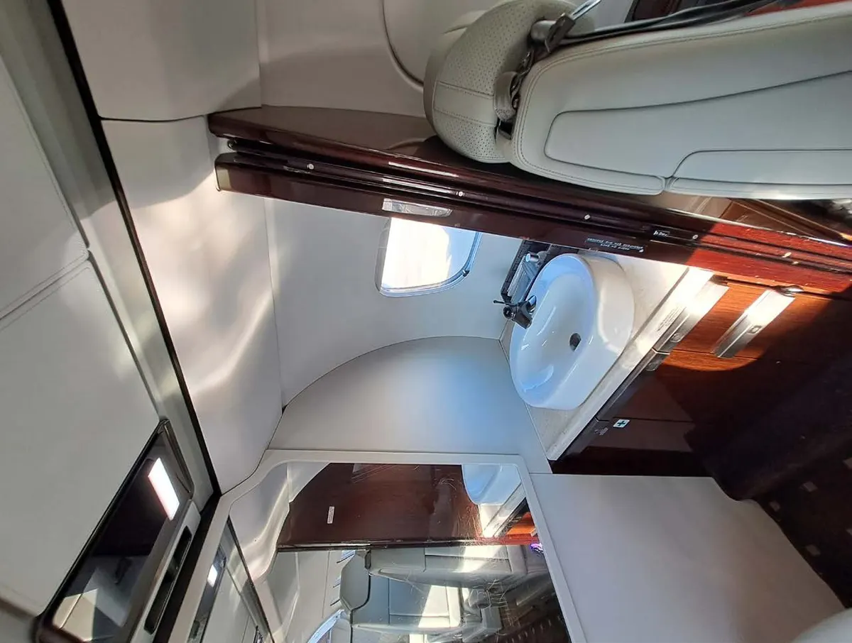 2019 Embraer Phenom 300E - Photo 6