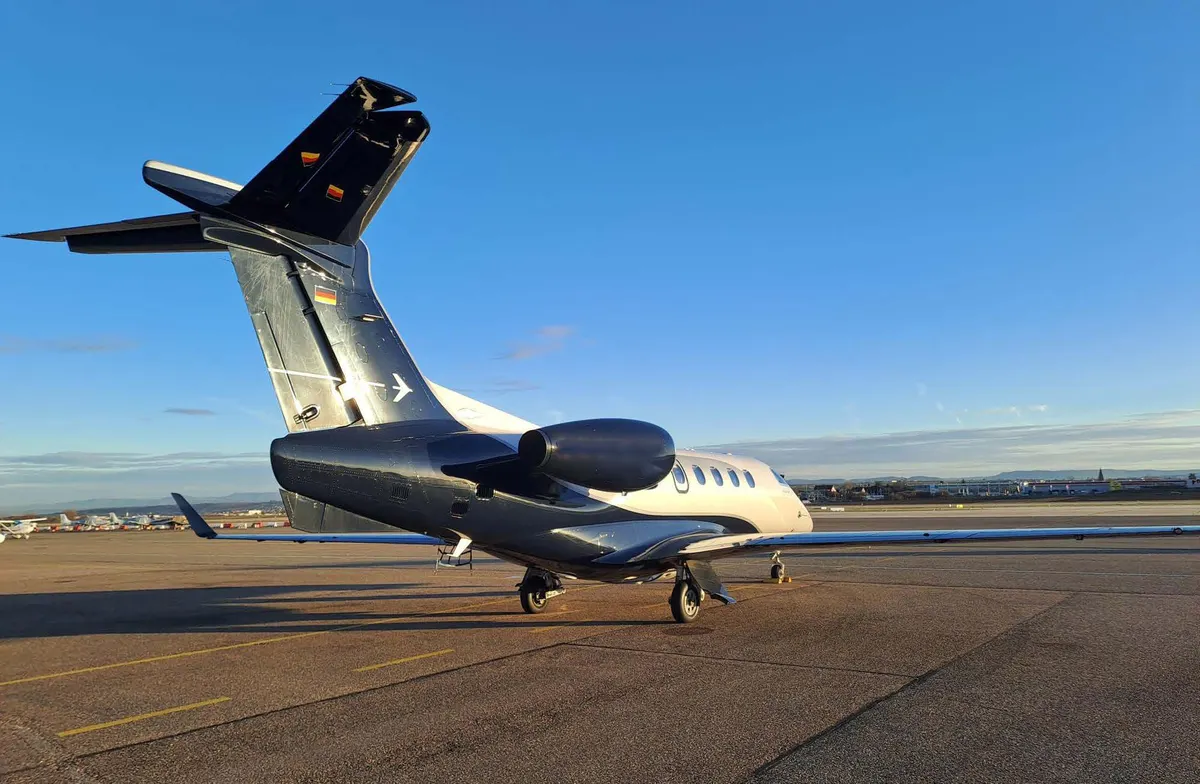 2019 Embraer Phenom 300E - Photo 8