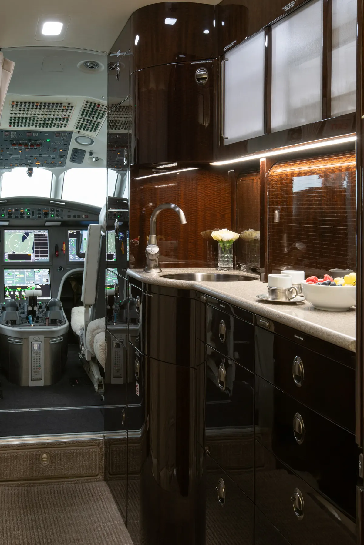 2014 Dassault Falcon 2000LXS - Photo 11